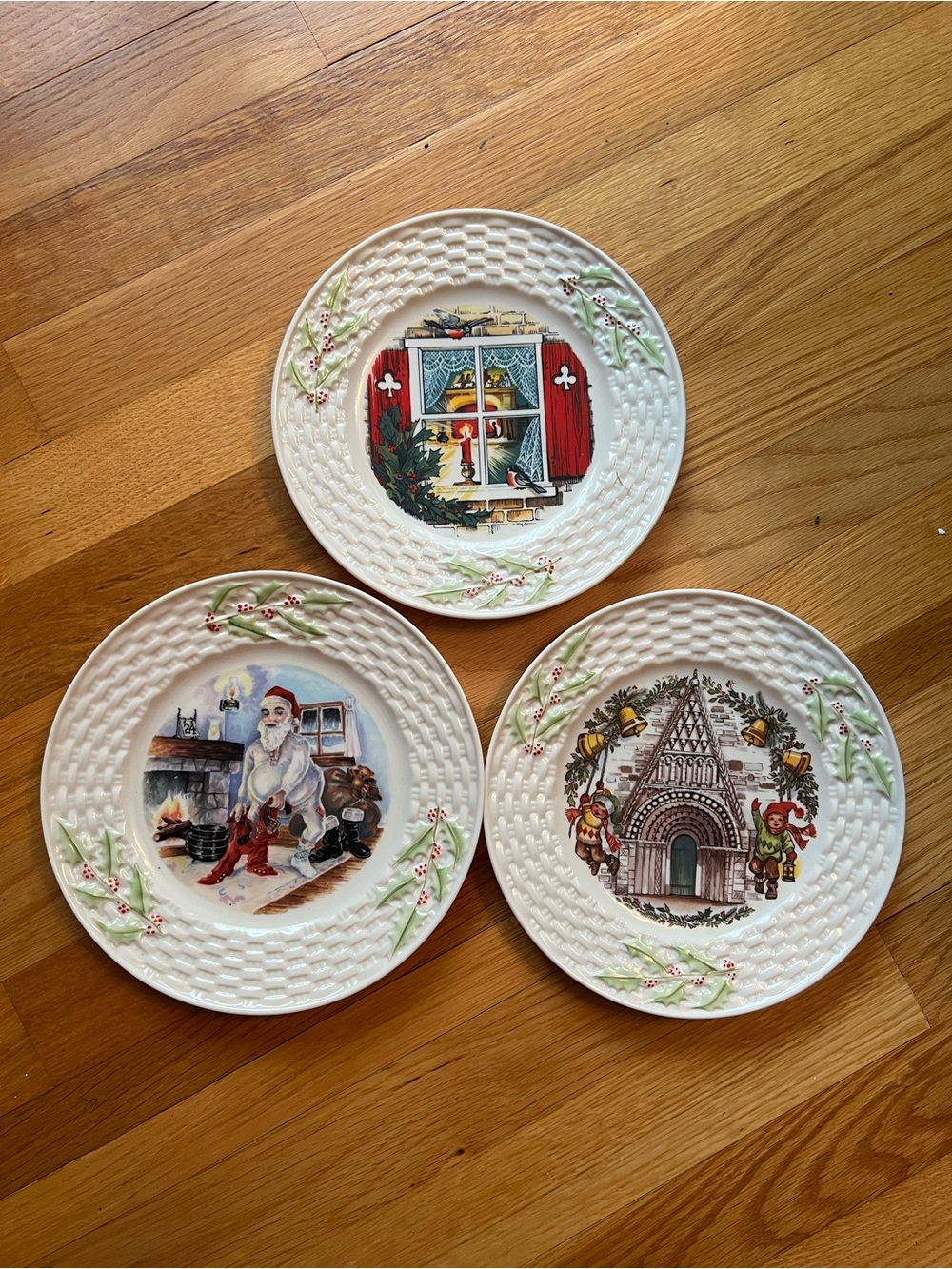 Belleek White and Green Decorative Plate (Christmas in Ireland Series)